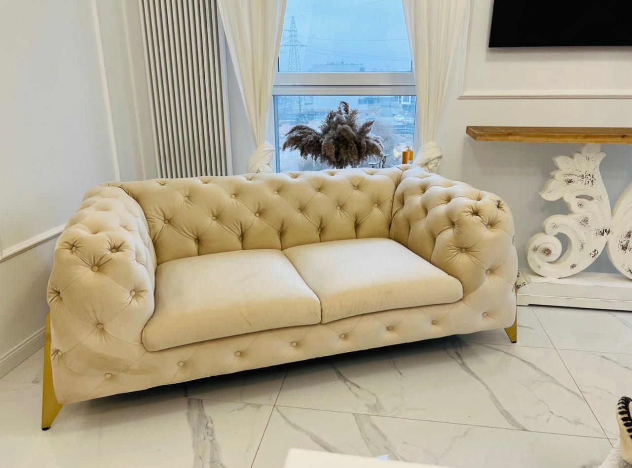 Sofa 2 osobowa chesterfield glamour kremowa pikowana
