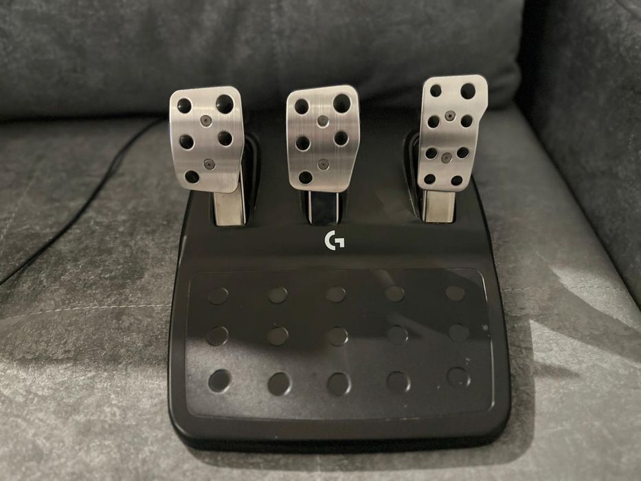 Ігрове кермо та педалі Logitech G923