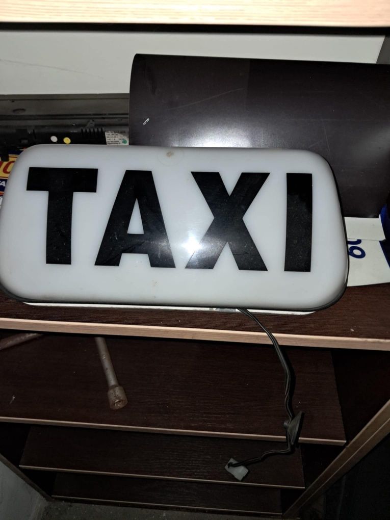 Taksometr i napis taxi