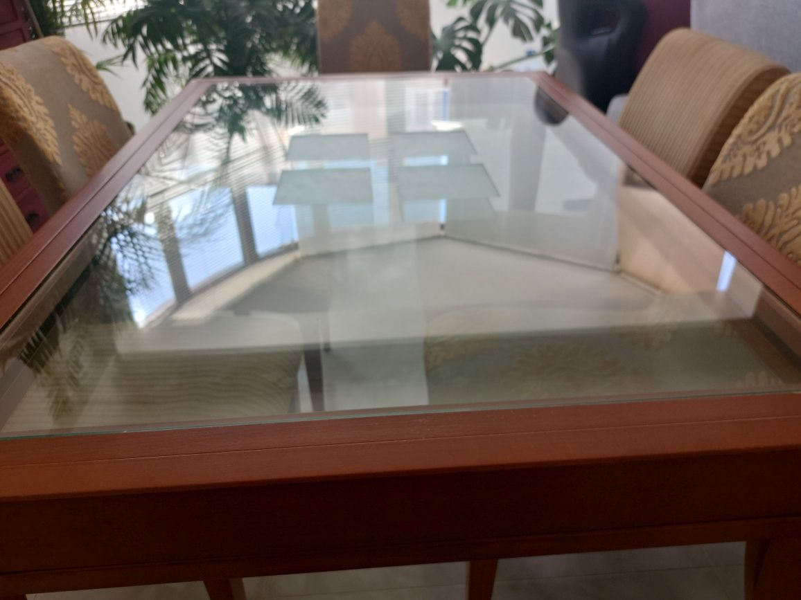 Mesa de madeira e vidro extensível