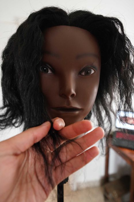 cabeça de boneca com cabelo verdadeiro e tripé