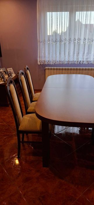 Stół owalny rozkładany i sześć krzeseł