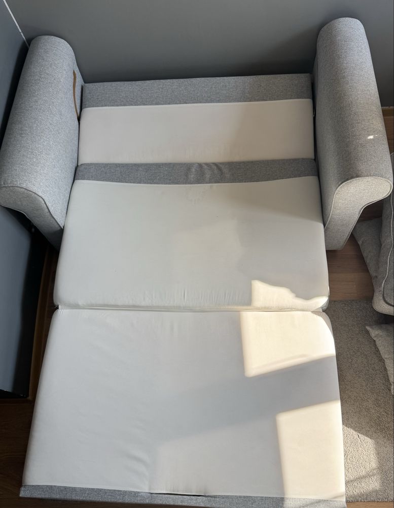 Sofa dwuosobowa z funkcją spania i pojemnikiem