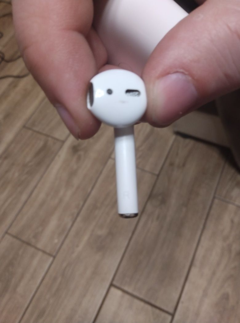 Один навушник від Apple AirPods