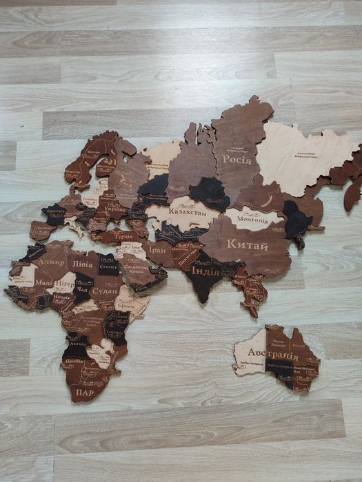 Дерев'яна мапа світу.