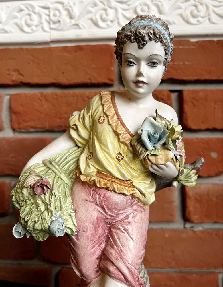 Duża figura włoska dziewczyna z kwiatami