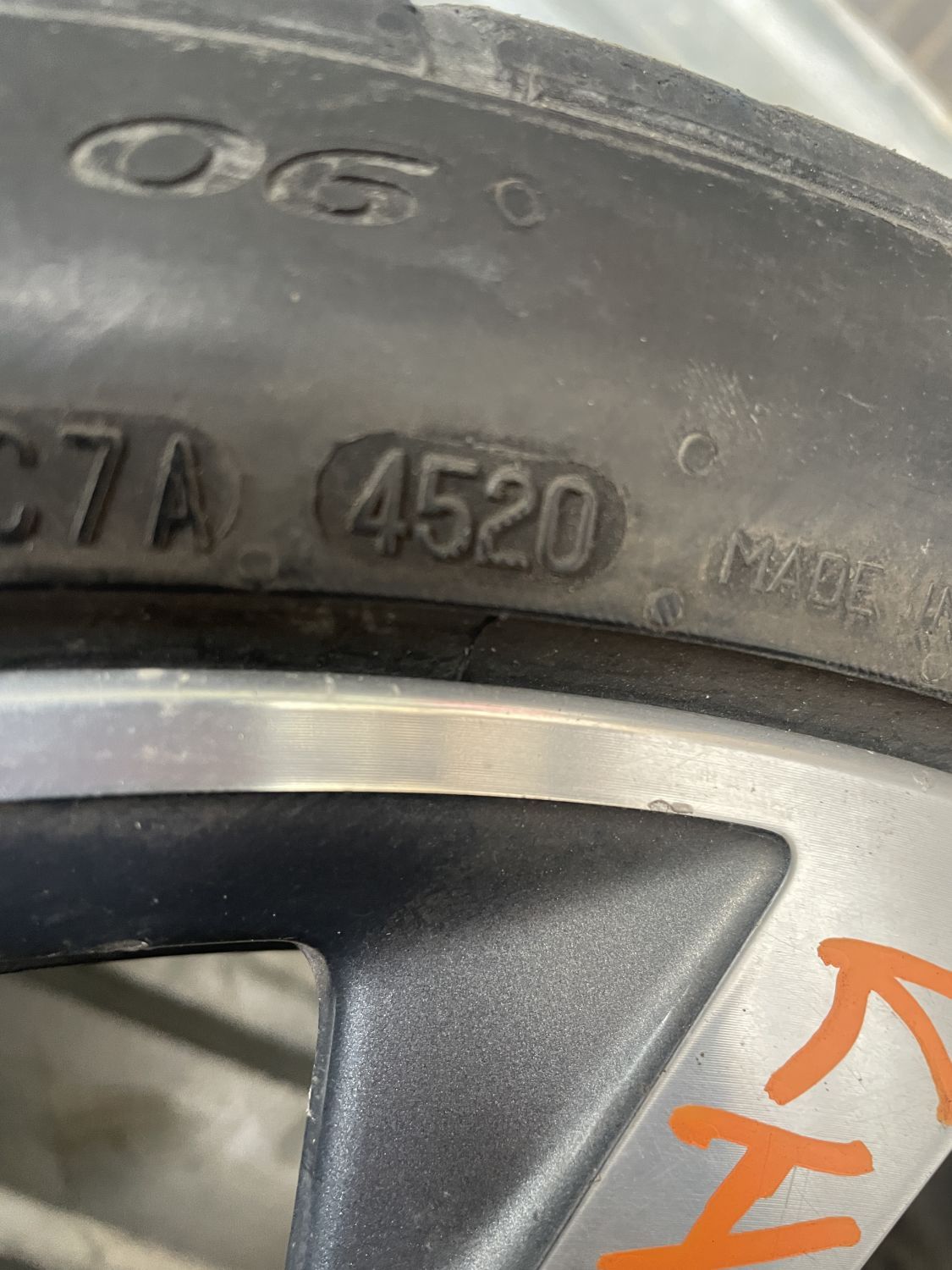 Шини Continental ExtremeContact DWS06 255/35 ZR20 97W XL Б/У 4 мм