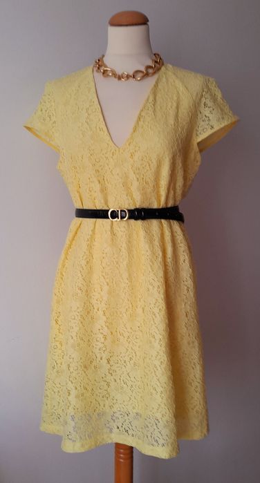 Vestido Zara em renda amarela. Tamanho M