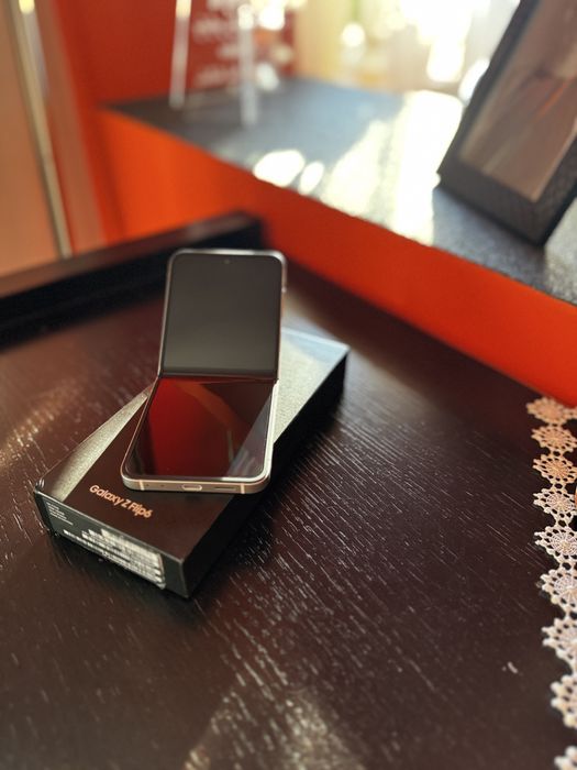 Samsung Galaxy Z Flip 6 – jak nowy, po serwisie!