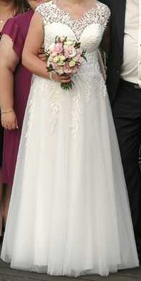 Suknia ślubna w kolorze śmietankowej bieli