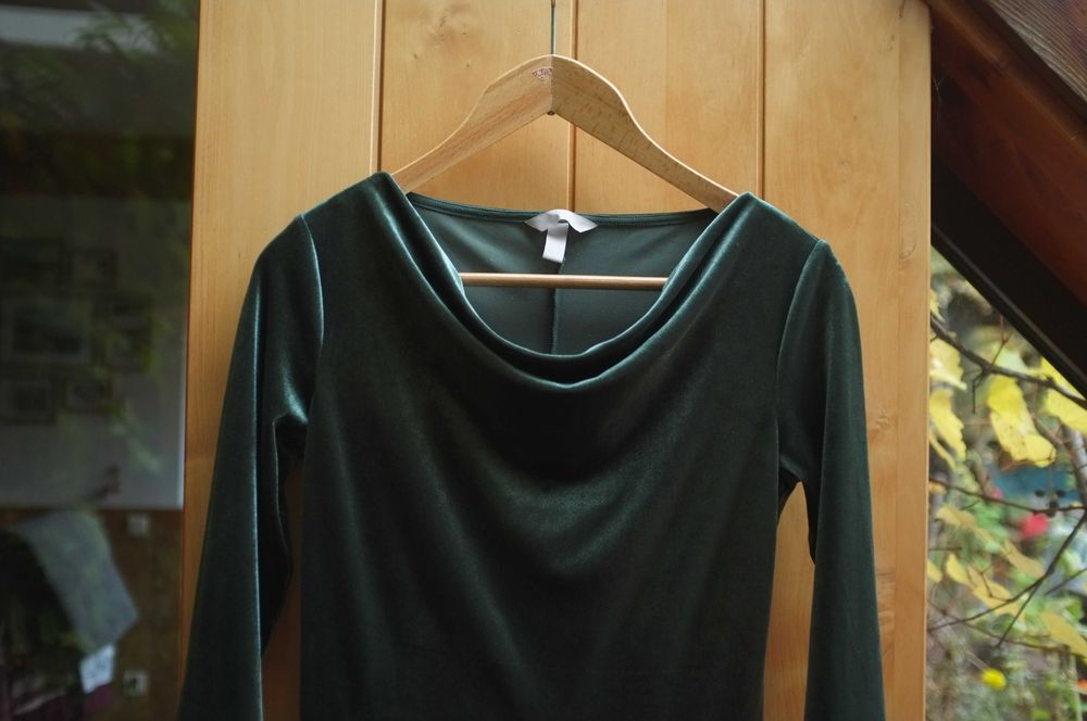 butelkowa szmaragdowa welurowa wieczorowa sukienka H&M ciemnozielona