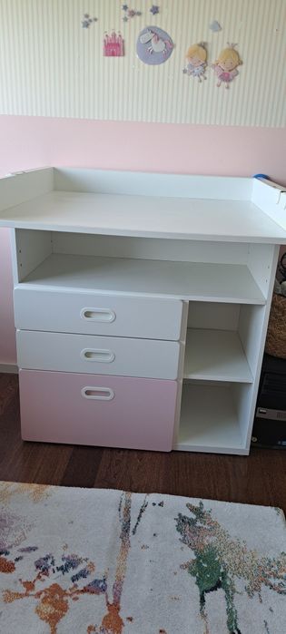 Trocador branco com 3 gavetas e arrumação em prateleiras. 90×70×100cm