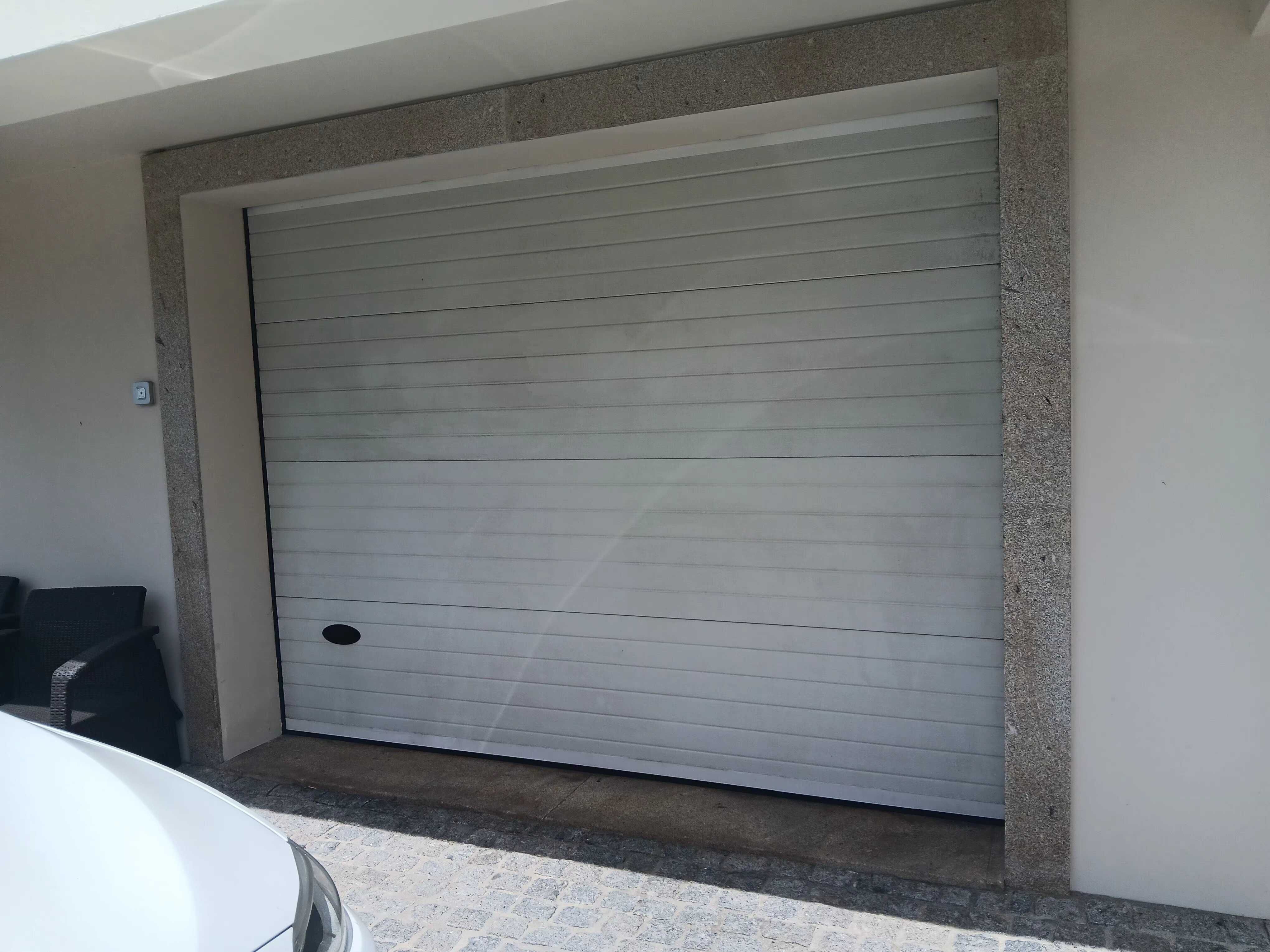 Portão seccionado com motor