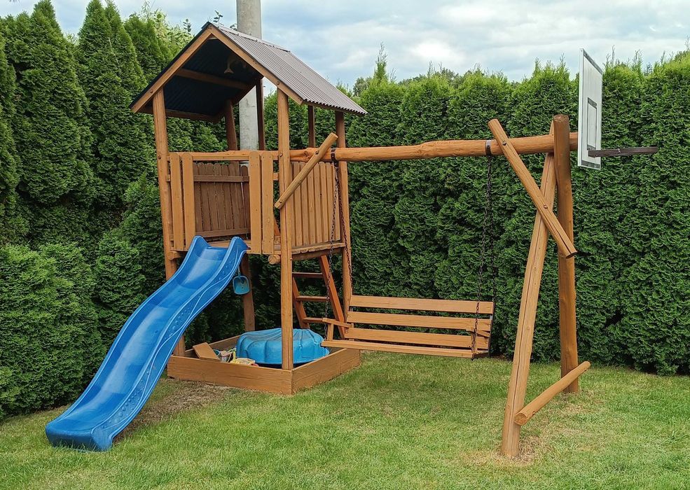 Domek z huśtawką i zjeżdżalnią koszem dla dzieci i nie tylko