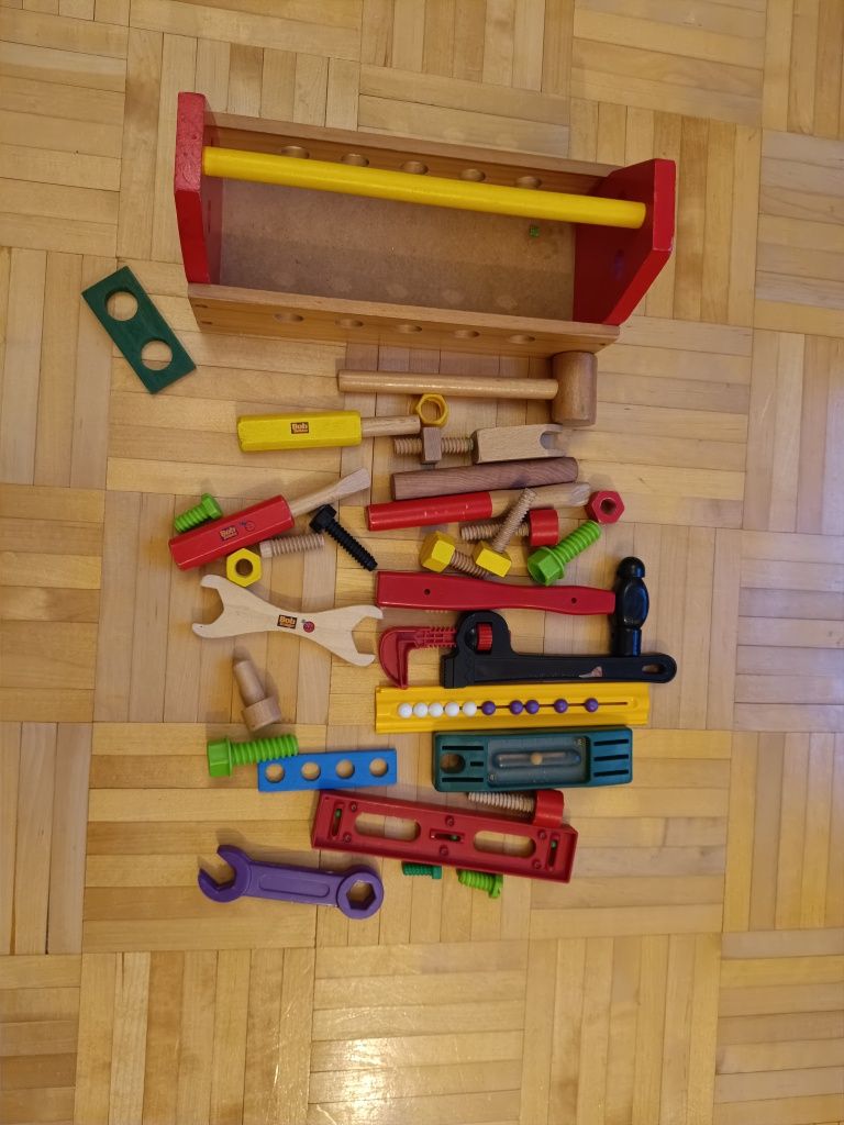 Zabawkowa skrzynka z narzędziami