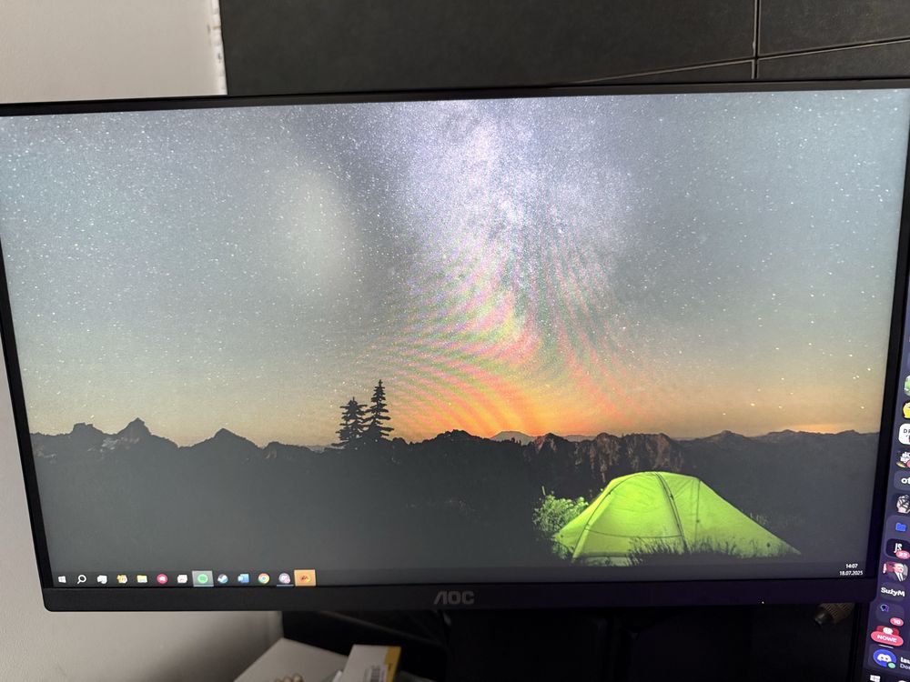 Monitor wraz z uchwytem