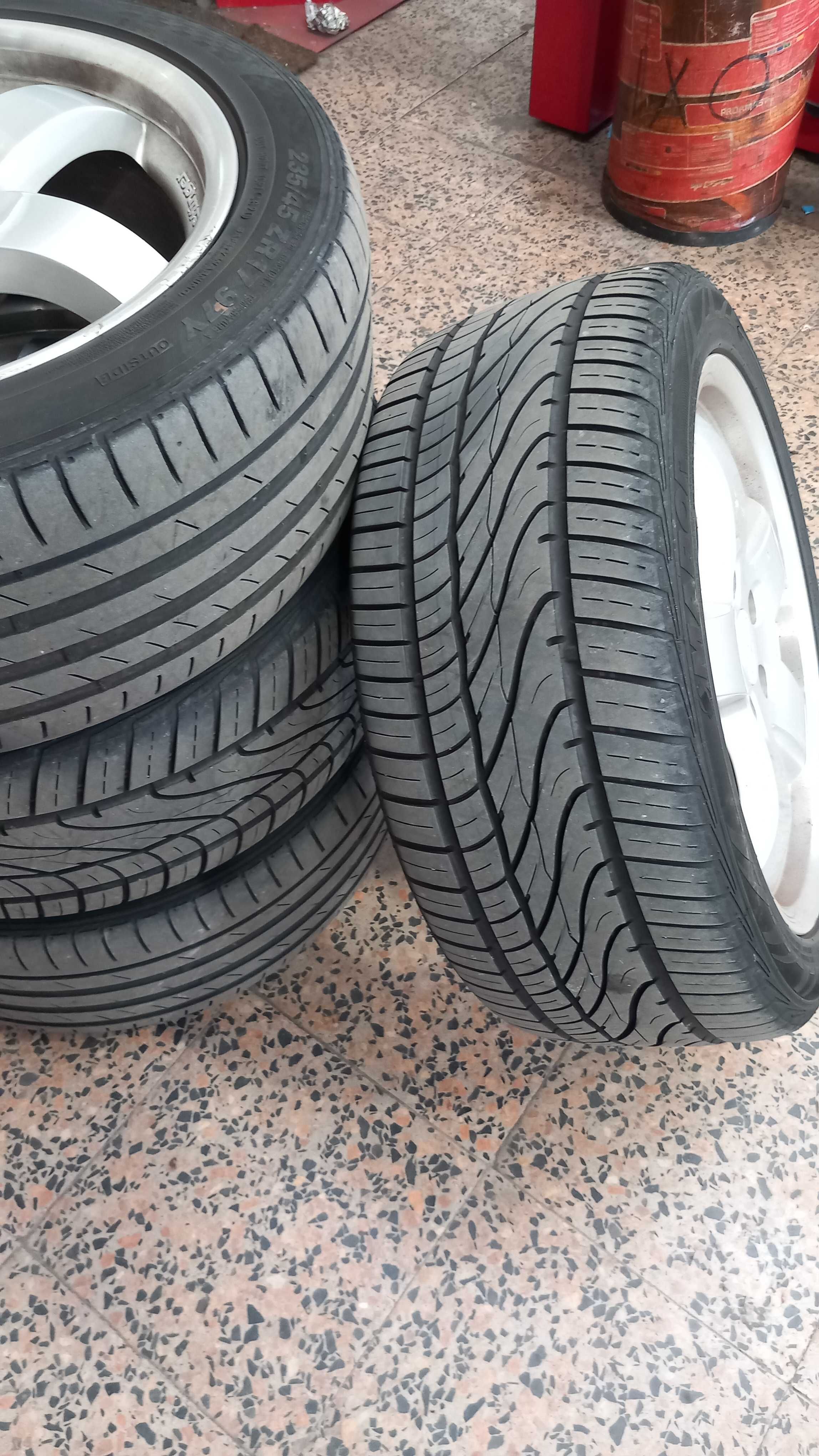 Jantes em bom estado com pneus.