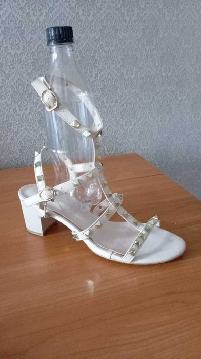 Продам жіноче взуття