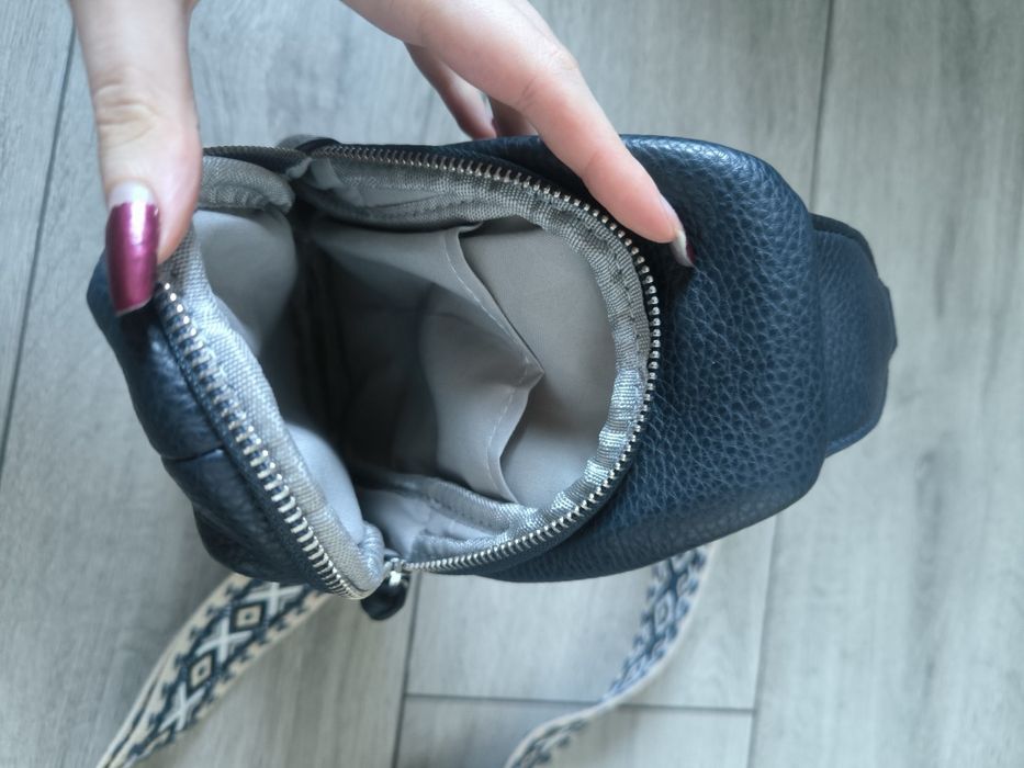 Piękna włoska nerka saszetka granatowa nowa