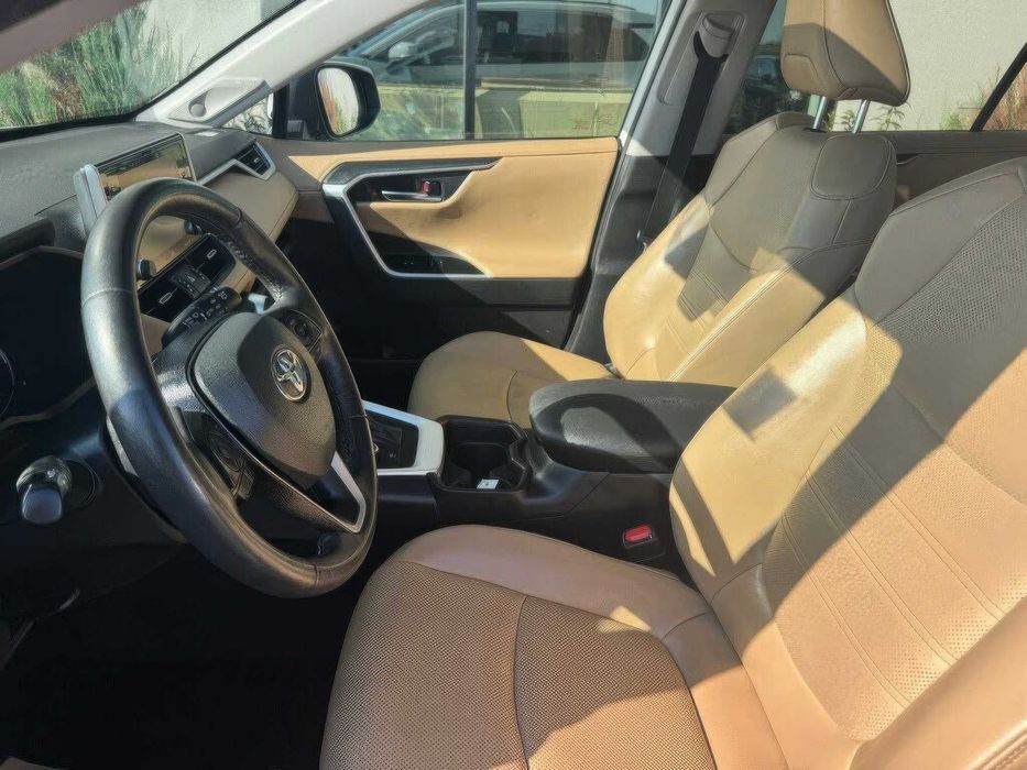 Toyota RAV4 Hybrid Limited      2021