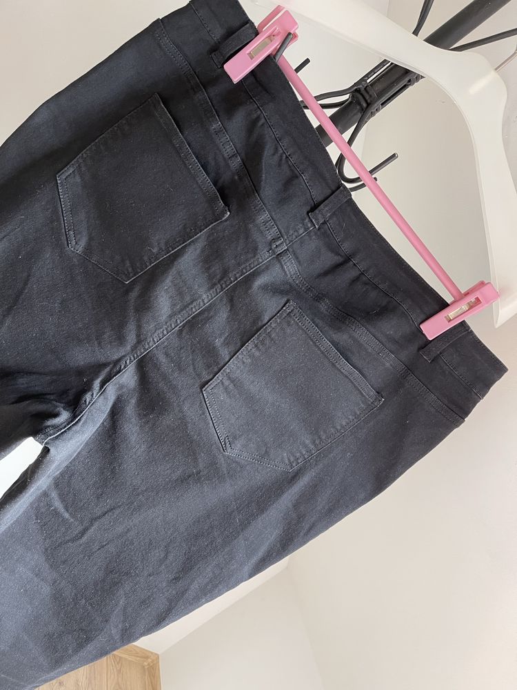 Elastyczne czarne jeansy rurki Simply Be r.54
