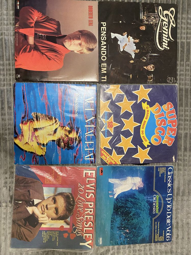 17 discos Vinil antigos . Estavam guardados a anos num movel.