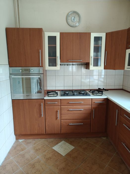 Meble kuchenne, szafki stojące i wiszące.