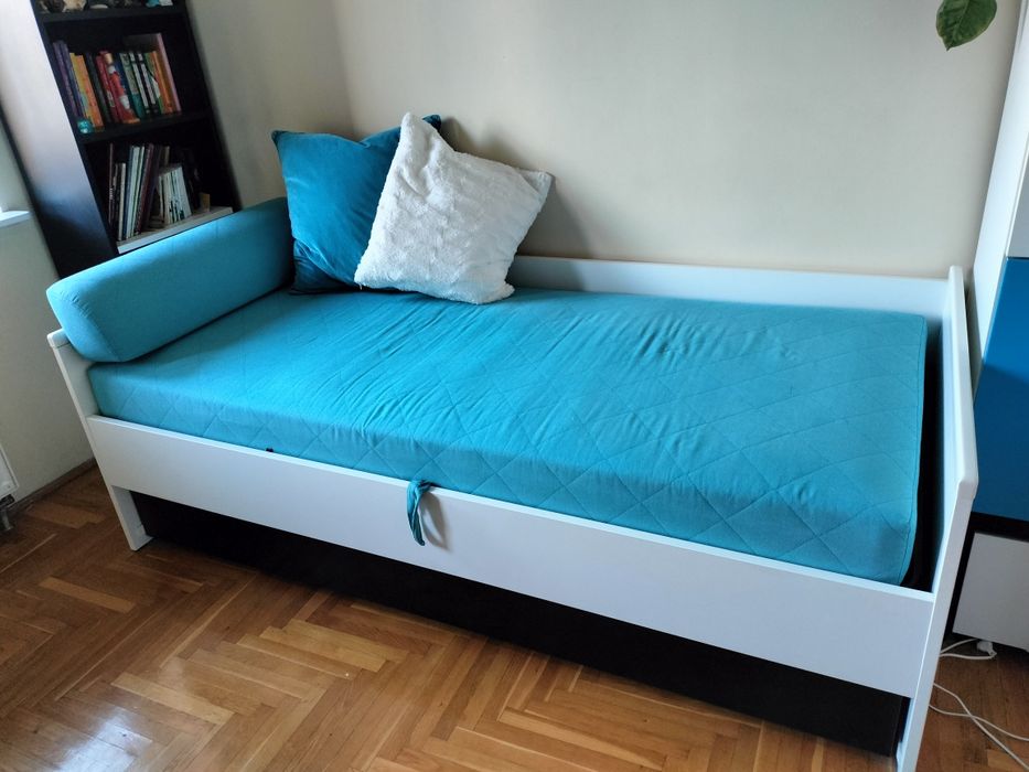 Łóżko z materacem