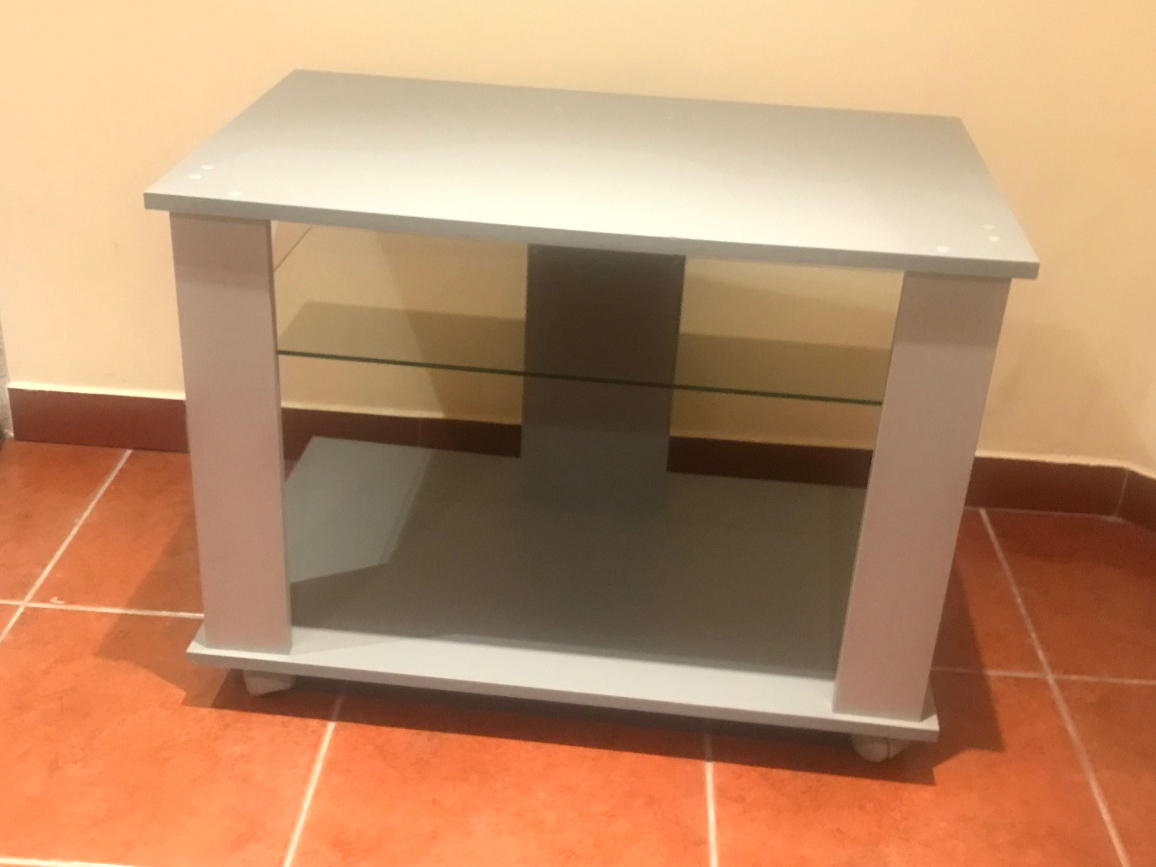 Móvel de TV cinzento com rodas