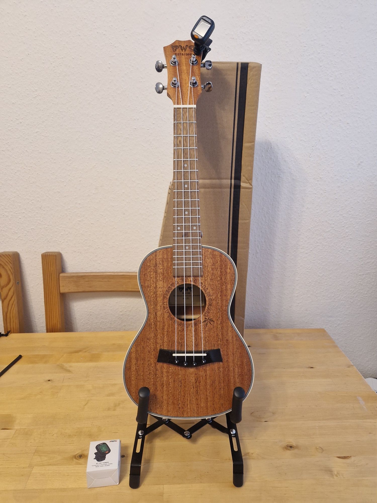 Ukulele BWS California strik stojak komplet