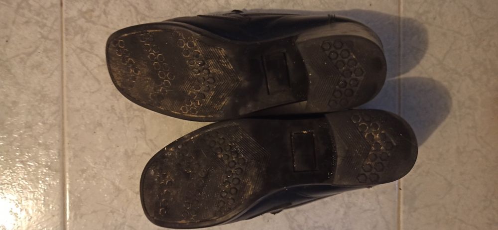 Sapatos pretos traje académico feminino usados