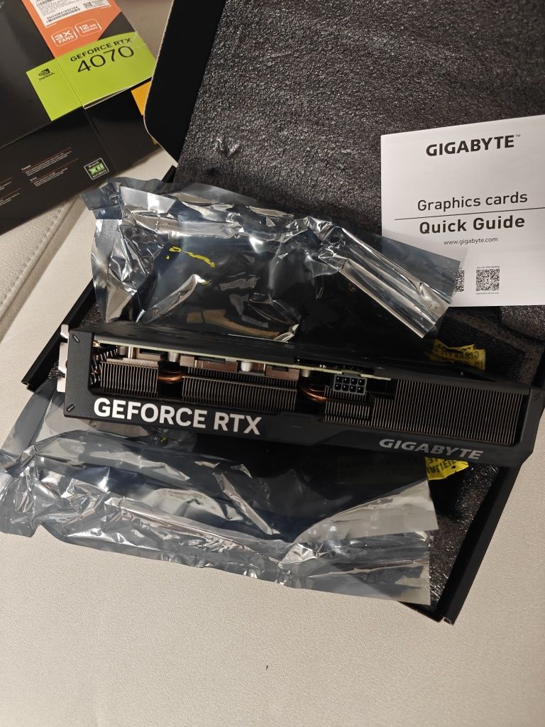 Placa gráfica RTX 4070 gigabyte windforce OC