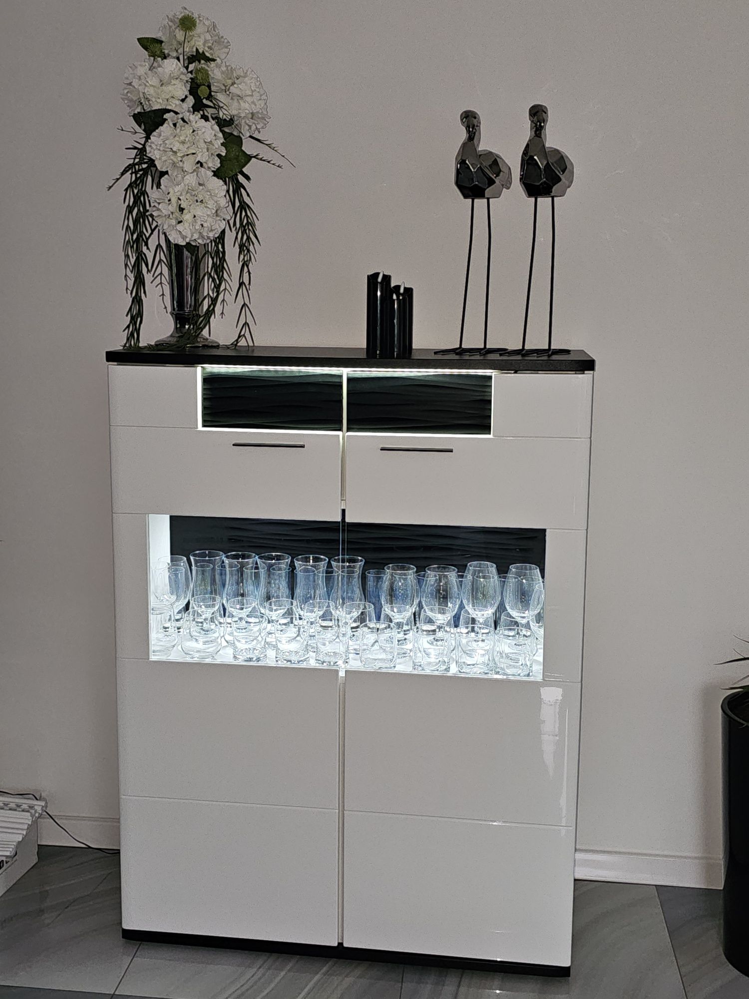 Bardzo solidne meble Glamour na wysoki połysk