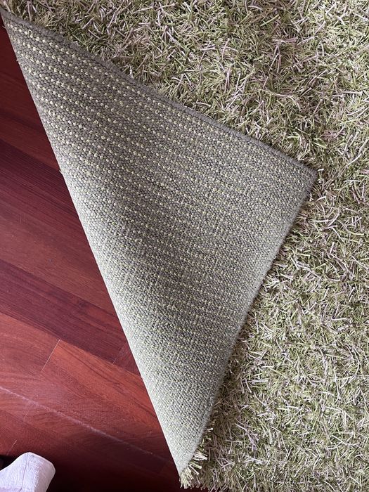 Carpete em tons de verde , usada , com as medidas de 2,95 x 1,95 metro