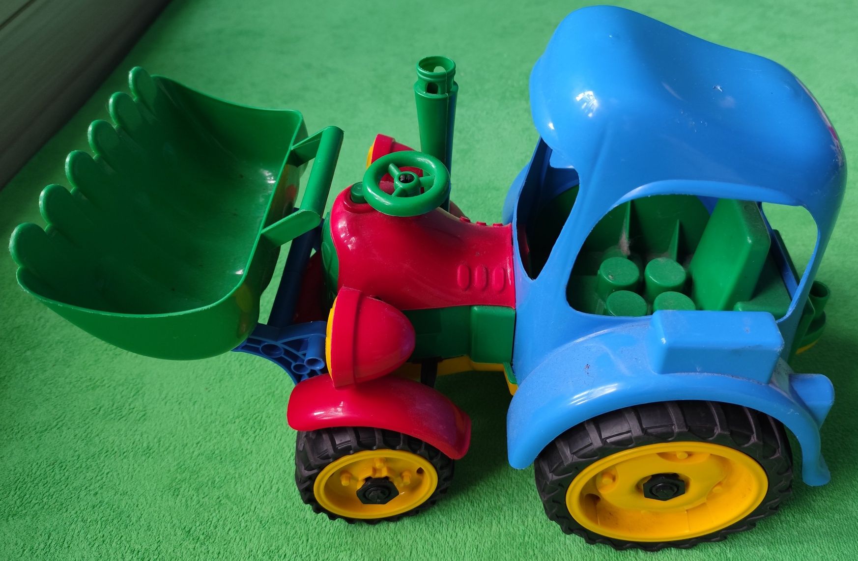 Duży traktor kolorowy