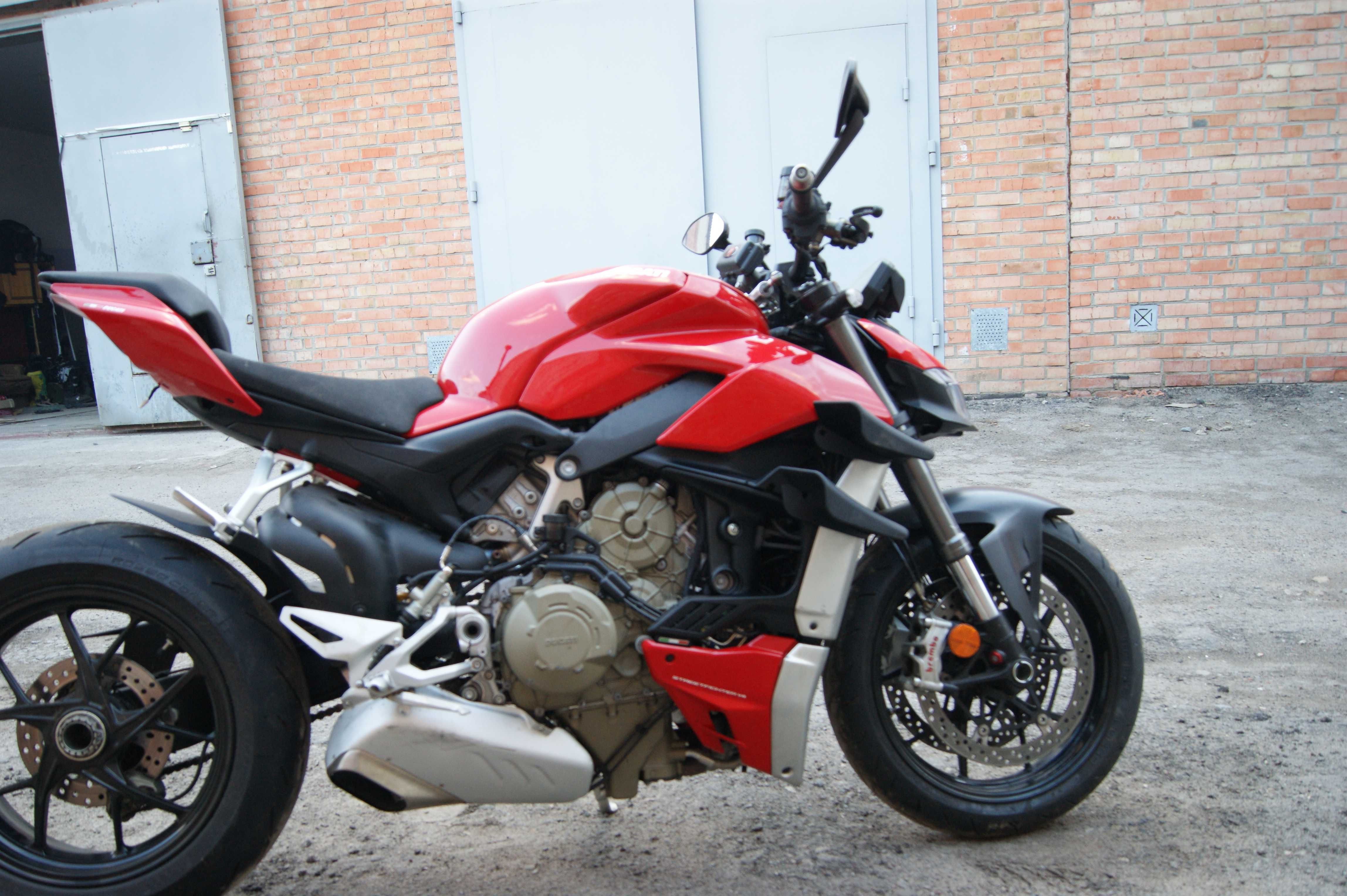 DUCATI streetfighter V4