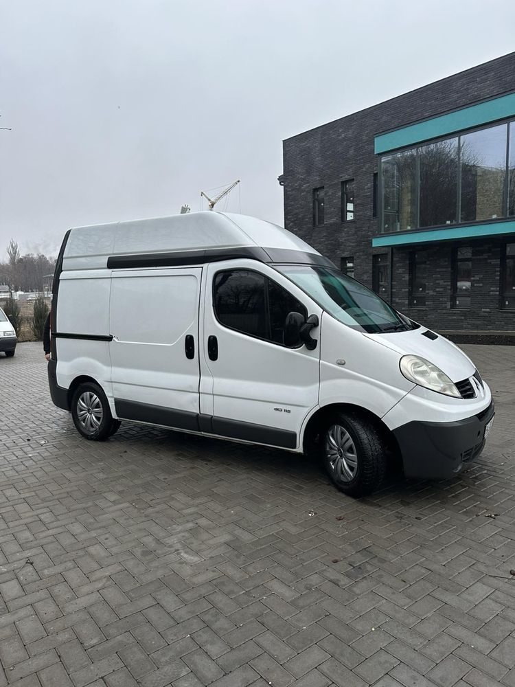 Бус Renault Trafic