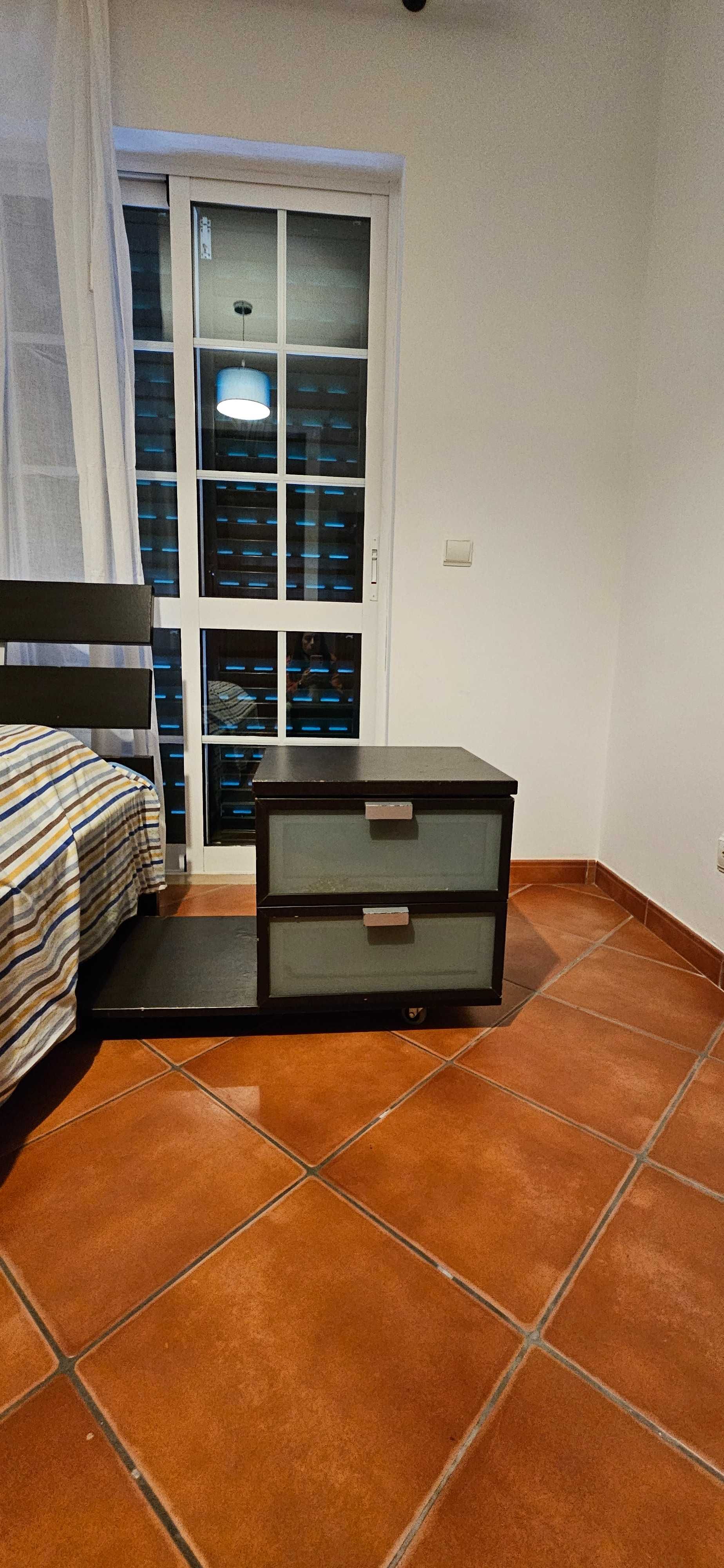 Mesa de cabeceira e cómoda  IKEA