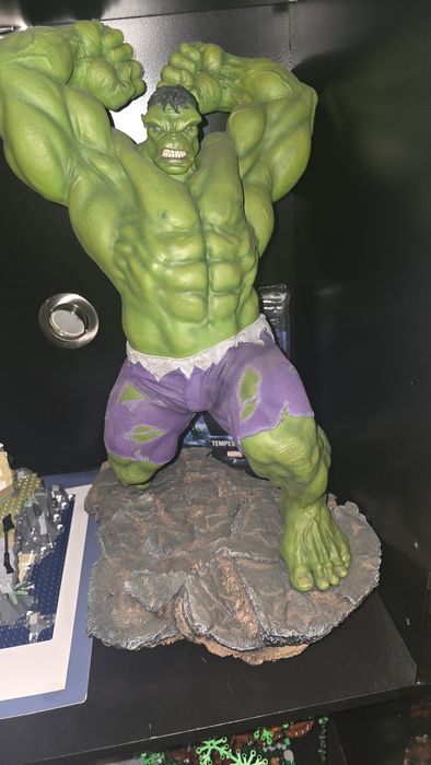 Hulk Statue by Sideshow