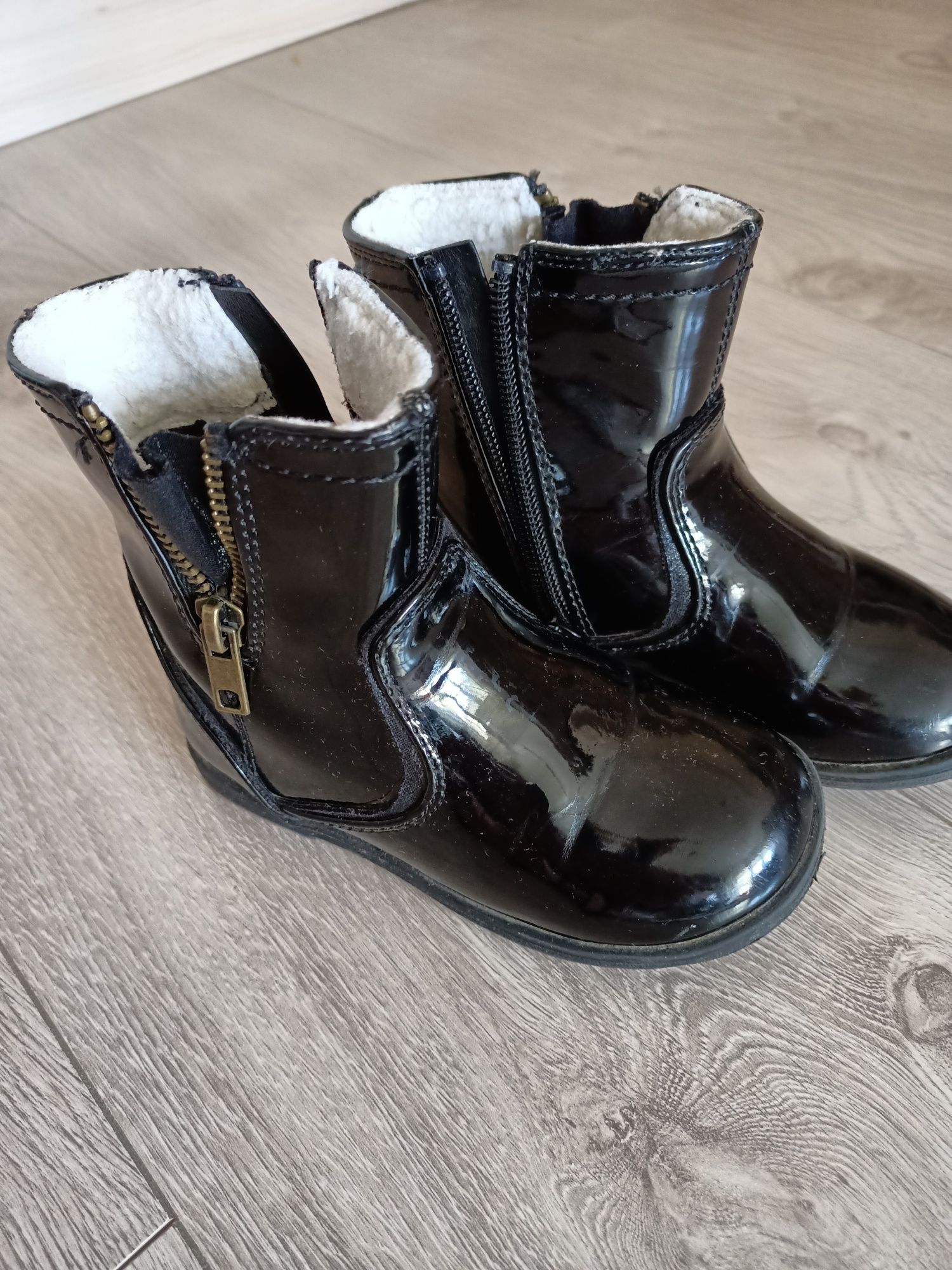 Buty jesienno-wiosenne rozm. 24 lakierki