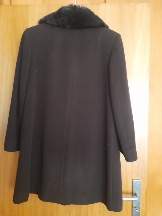 Belo casaco de fazenda castanho