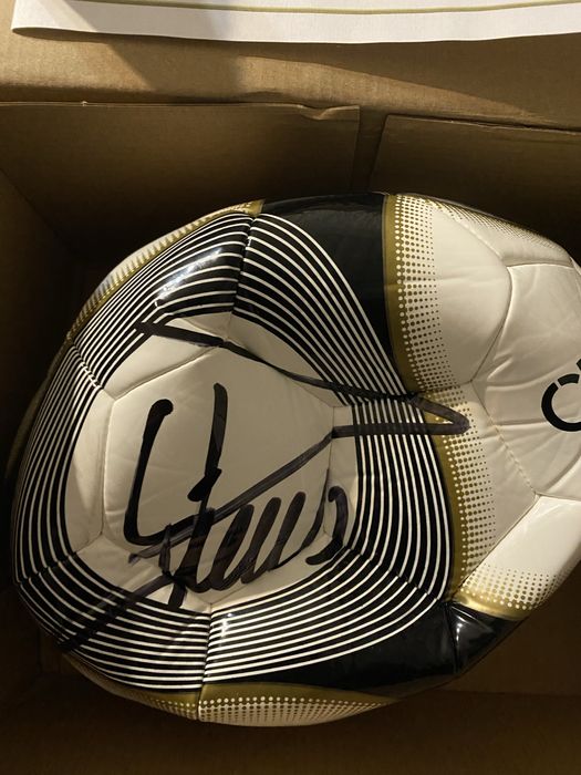 Bola assinada CR7