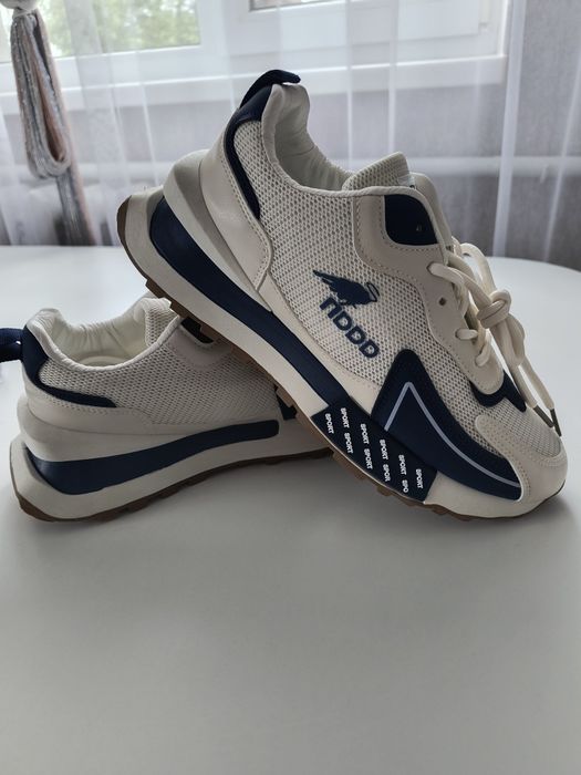 Чоловічі кросівкі нові