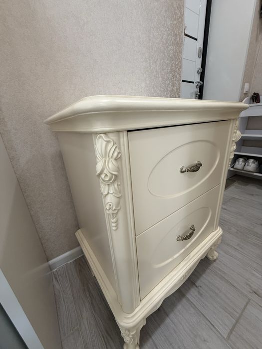 Продам тумбу из натурального дерева,Италия.