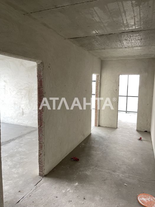 Продаж трикімнатної квартири з панорамним виглядом на озеро