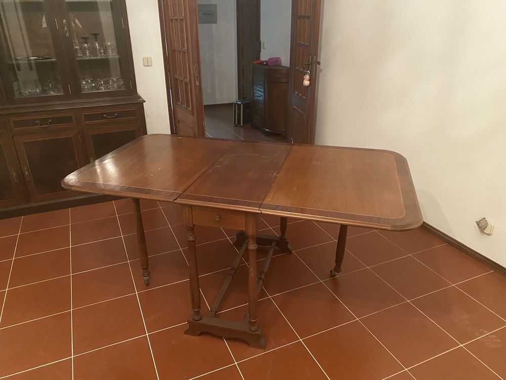Mesa de madeira dobravel para refeicoões e bastante pratica de usar