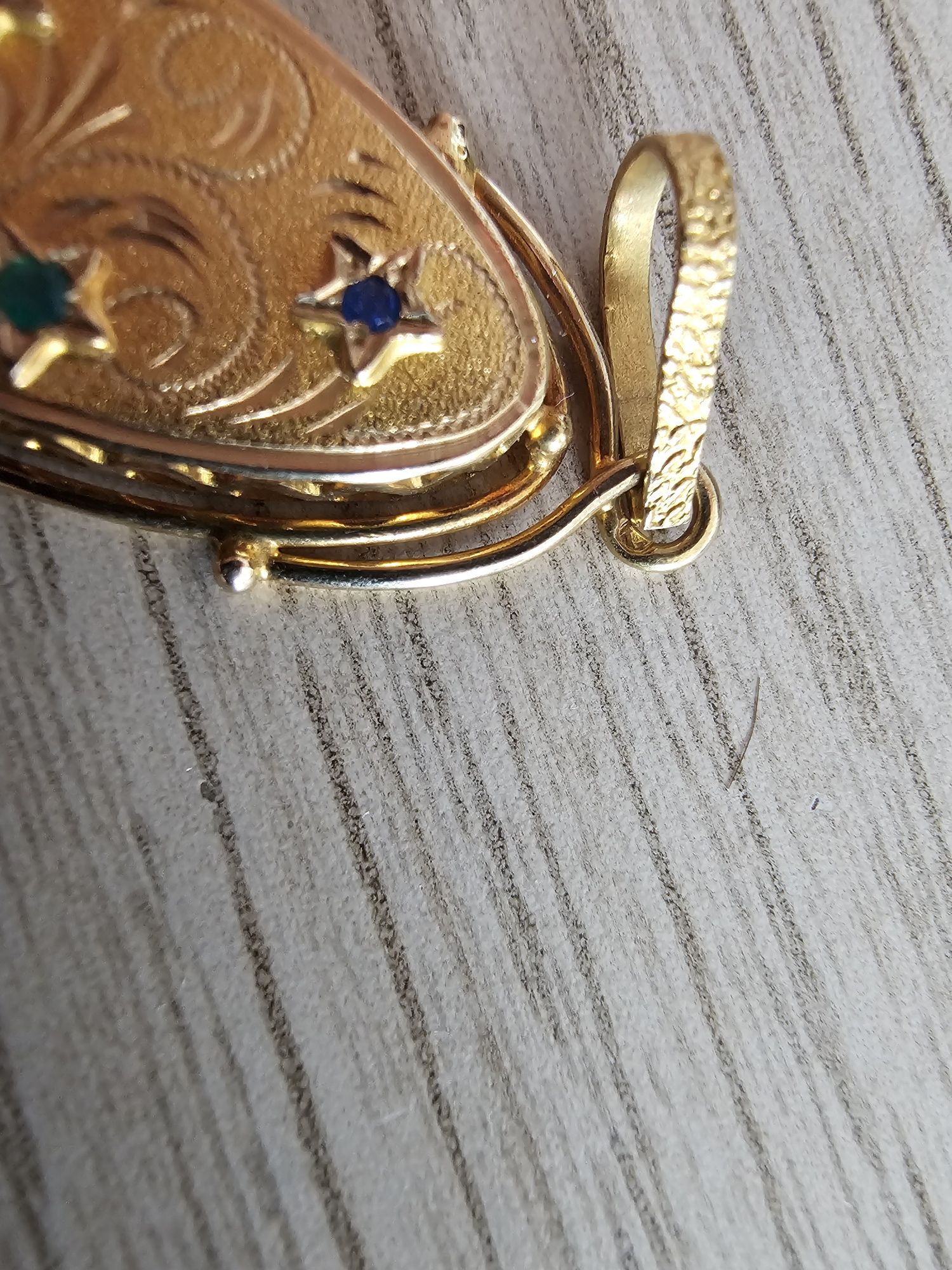 Pinguente em ouro com pedras varias cores