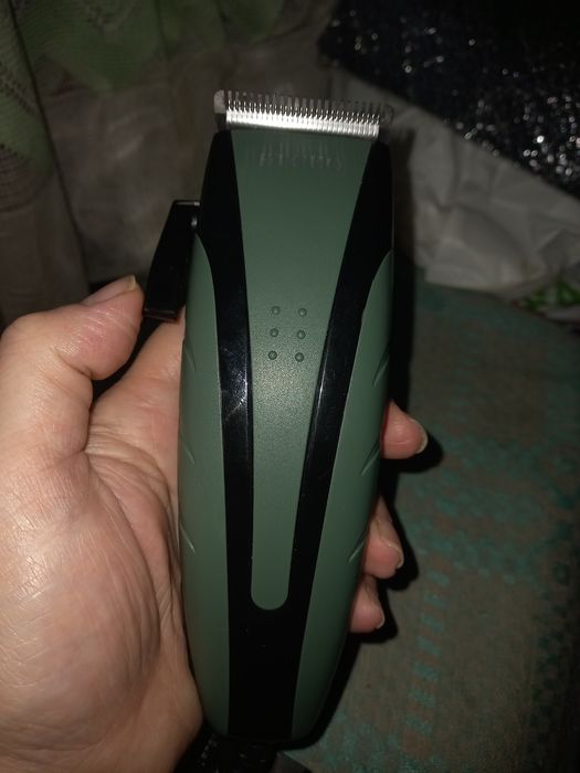 Машинка для стрижки волос от сети с самозатачивающимися ножами.