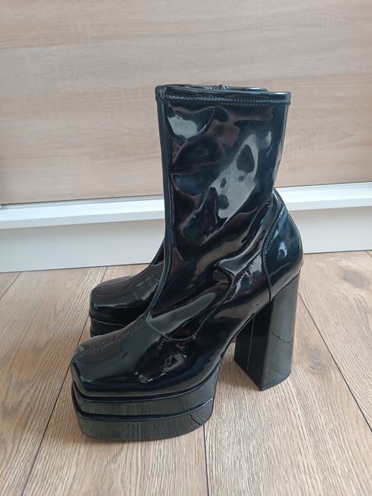 Czarne lakierowane botki