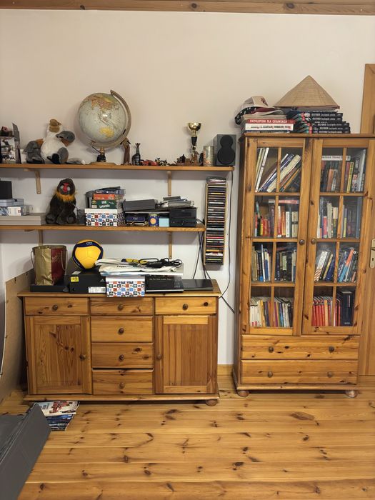 Zestaw mebli drewnianych: biurko, komoda, biblioteczka, półki